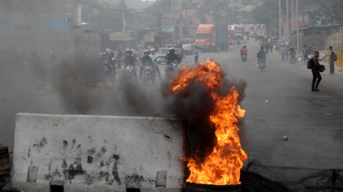 Imagen de algunos de los disturbios en Tegucigalpa por el presunto fraude electoral. REUTERS/Jorge Cabrera