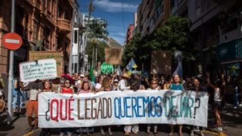 Miles de canarios salen a las calles por la preservación de la naturaleza: "Canarias no se vende, se ama y se defiende"