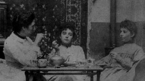 Camille Claudel en el centro fumando con Jessie Lipscomb a la izquierda en 1887 y otra amiga