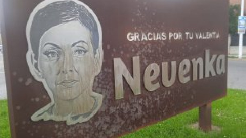 La placa que homenajea a Nevenka en Ponferrada aparece rociada con ácido