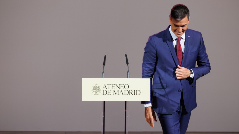 El presidente del Gobierno en funciones y secretario general del PSOE, Pedro Sánchez, tras intervenir durante un encuentro en el Ateneo de Madrid