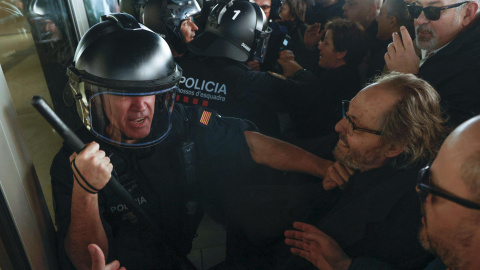 Mossos antiavalots carreguen contra els funcionaris de presons a la porta d'entrada al Departament de Justícia