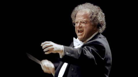 James Levine dirigiendo una orquesta en Japón en el año 2001. REUTERS