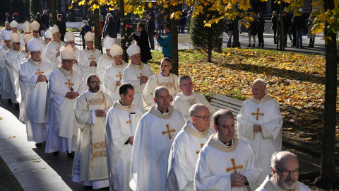 Curas llegan a la ordenación del nuevo Obispo de San Sebastián, Fernando Prado Ayuso, en la catedral del Buen Pastor, a 17 de diciembre de 2022, en San Sebastián, Guipúzcoa?, País Vasco (España)