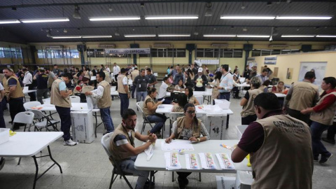 Vista general de empleados del Tribunal Supremo Electoral el  domingo 3 de diciembre de 2017, en Tegucigalpa (Honduras). EFE