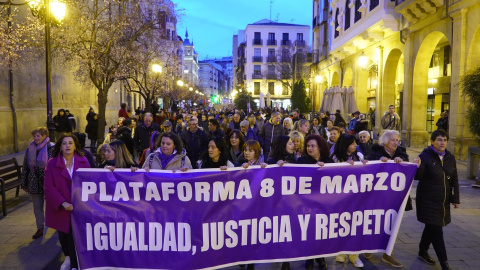 Decenas de personas durante la manifestación que recorrió las calles de Logroño el 8 de marzo con motivo del Día de la Mujer.