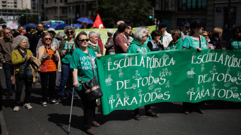 Cientos de personas marchan durante una manifestación en defensa de los Servicios Públicos desde Plaza de España a Cibeles, a 20 de mayo de 2023, en Madrid (España).