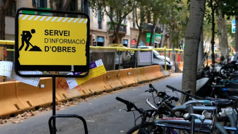 18/11/2022 - Panell informatiu d'obres al carrer Consell de Cent de Barcelona, en una imatge d'arxiu.