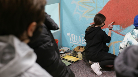 Alumnos de un colegio pintando un mural.