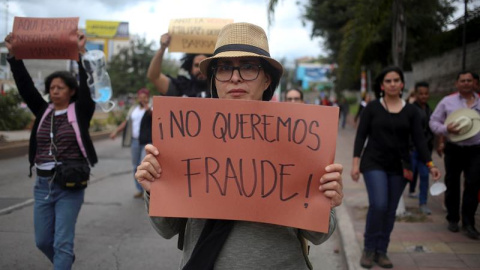 Una mujer simpatizante de la Alianza participa en la marcha. EFE