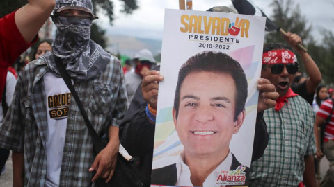 Simpatizantes de la Alianza participan en una multitudinaria marcha hoy este domingo 3 de diciembre de 2017, en Tegucigalpa (Honduras). EFE