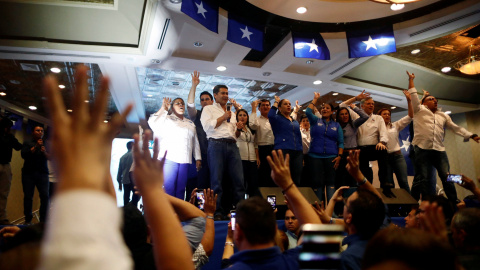 El presidente hondureño y candato a la reelección por el Partido Nacional, Juan Orlando Hernandez, se dirige a sus seguidores tras la publicación de los primeros resultados oficiales de las elecciones presidenciales. REUTERS/Edgard Garrido