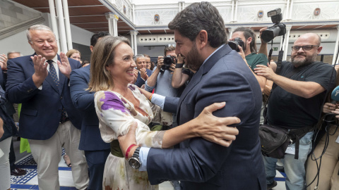 La secretaria general del PP, Cuca Gamarra, felicita a Fernando López Miras, tras ser investido presidente de la Región de Murcia, gracias al acuerdo con Vox, en la Asamblea Regional de Murcia en Cartagena. EFE/Marcial Guillén