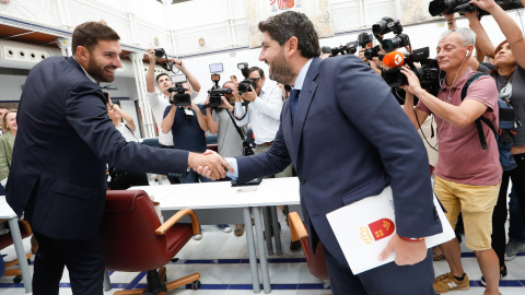 El presidente de Vox en la Región de Murcia y diputado en la Asamblea, José Ángel Antelo (i), saluda a Fernando López Miras (d), a su llegada a la segunda y última sesión del debate de investidura, en la Asamblea Regional de Murcia, en Cartagena. E.