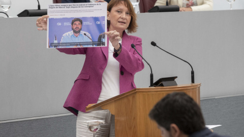 La portavoz de Podemos en el parlamento murciano María Marín, durante un momento de su intervención en la segunda sesión del pleno de investidura del popular Fernando López Miras, en la Asamblea Regional, en Cartagena. EFE/Marcial