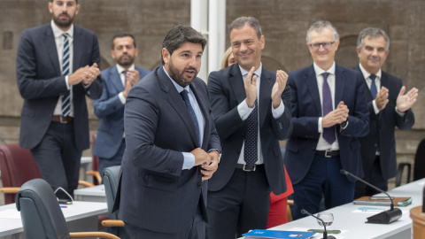 Los diputados del PP aplauden a Fernando López Miras (i), tras ser investido presidente de la Región de Murcia, gracias al acuerdo de gobierno firmado con Vox, en la Asamblea Regional, en Cartagena.