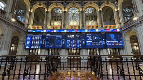 Vista de los paneles informativos en el parqué de la Bolsa de Madrid, con la información de los movimientos del mercado. EFE/ Ana Bornay