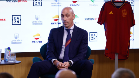 Luis Rubiales asiste durante los Desayunos Deportivos Europa Press de Luis Rubiales, Presidente de la RFEF, celebrados en Castellana 81 el 14 de febrero de 2023, en Madrid, España.