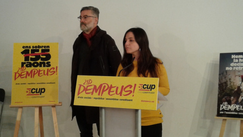 El cap de llista de la CUP per Barcelona, Carles Riera, i la número 2, Maria Sirvent, en la presentació de la campanya de la formació, aquest dilluns a Barcelona