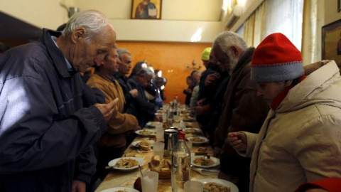 Ancianos en un comedor social. /REUTERS