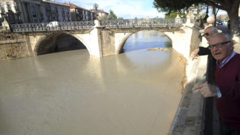 Imagen del río Segura a su paso por Murcia. EFE/Israel Sánchez.