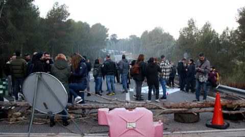 Treballadors de la presó de Mas d'Enric tallant l'accés al centre penitenciari per demanar la dimissió de la consellera de Justícia arran de l'assassinat d'una cuinera en mans d'un reclús.