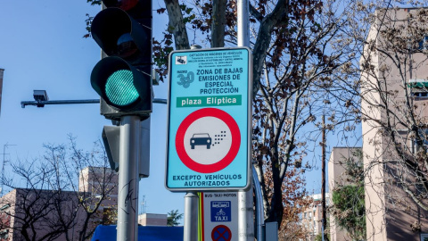 Un cartel anuncia la Zona de Bajas Emisiones (ZBE) en Plaza Elíptica, a 4 de enero de 2023, en Madrid.