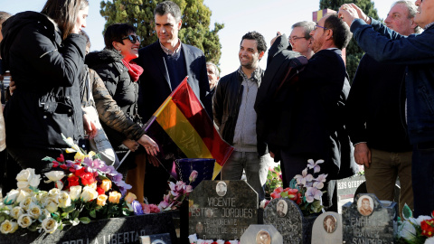 El secretario general del PSOE, Pedro Sánchez, ante las fosas comunes que hay en el cementerio de Paterna (Valencia), y que ha visitado tras el acto en el que ha presentado la propuesta de reforma integral de la ley de Memoria histórica. EFE/ Manuel Bru