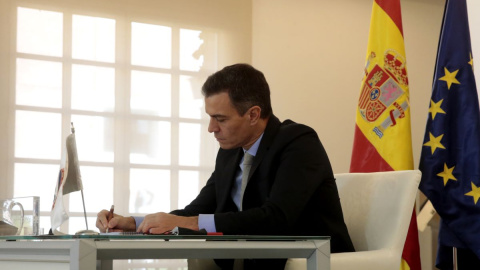 El presidente del Gobierno, Pedro Sánchez, durante una videoconferencia en la Cumbre de los países del G20, en Madrid, a 21 de noviembre de 2020.