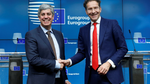 El nuevo presidente del Eurogrupo, el portugués Mário Centeno, recibe la felicitación del el presidente saliente, el holandés Jeroen Dijsselbloem, en Bruselas. REUTERS/Yves Herman