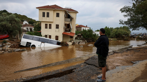 Un hombre observa un autobús sumergido tras las inundaciones , en Platanias, Grecia, el 6 de septiembre de 2023.