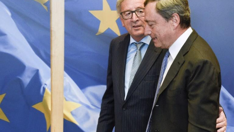 El presidente de la Comisión Europea, Jean-Claude Juncker (L), da la bienvenida al presidente del Banco Central Europeo, Mario Draghi. JOHN THYS / AFP