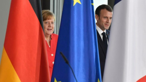 La canciller alemana, Angela Merkel, y el presidente francés, Emmanuel Macron, llegan para dar una conferencia de prensa conjunta. JOHN MACDOUGALL / AFP