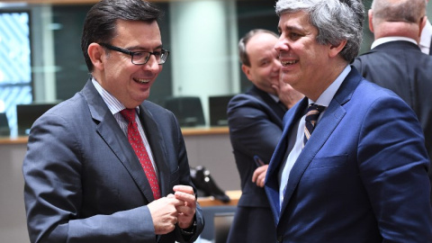 El presidente del Eurogrupo y ministro de Finanzas portugués Mario Centeno (R) habla con el ministro de Economía español, Roman Escolano. EMMANUEL DUNAND / AFP