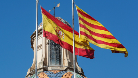 La bandera española y la senyera  en lo alto del Palau de la Generalitat, en Barcelona. REUTERS/Yves Herman