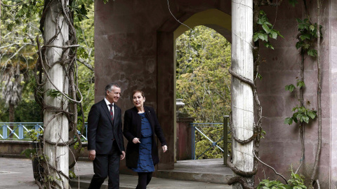 La presidenta de Navarra, Uxue Barkos, y el lehendakari, Iñigo Urkullu, antes de comenzar la declaración institucional que han realizado en el Señorio de Bertiz ante los medios de comunicación tras haberse producido el anuncio de disolución de ETA. E