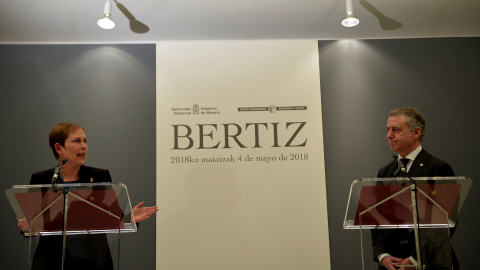 La presidenta de Navarra, Uxue Barkos, y el lehendakari, Iñigo Urkullu, durante la declaración institucional que han realizado en el Señorio de Bertiz ante los medios de comunicación tras haberse producido el anuncio de disolución de ETA. REUTERS/Vin