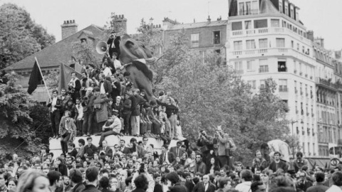 La hoguera de Mayo del 68 cumple su 40 aniversario desprendiendo brasas, como ha quedado patente después de que el presidente francés, Nicolás Sarkozy, prometiera liquidar su herencia. En la foto de archivo disturbios de mayo del 1968 en París. El "mo