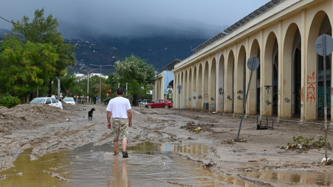 Un hombre camina por el barro en una carretera inundada después de la tormenta llamada Daniel en la zona de Volos, Magnesia, Grecia.