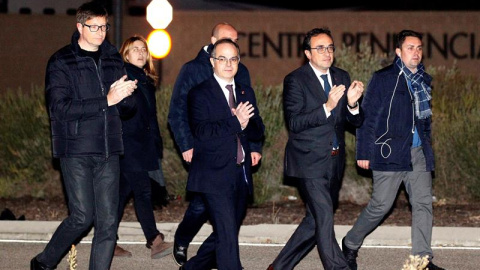 Los exconsellers de la Generalitat Carles Mundó (i), Josep Rull (2d) y Jordi Turull (c), a su salida de la prisión de Estremera (Madrid) tras pagar las fianzas que les impuso el juez del Tribunal Supremo Pablo Llarena. EFE/VÍCTOR LERENA