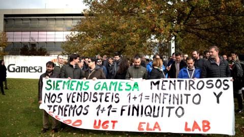 Trabajadores de Siemens Gamesa protestan contra los despidos en la empresa en la sede del fabricante de aerogeneradores en Zamudio (Vizcaya). REUTERS/Vincent West