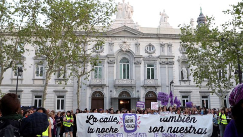 Cientos de personas, en su mayoría mujeres, han protestado esta tarde frente al Tribunal Supremo de Madrid contra la sentencia de La Manada, tras la manifestación iniciada en el Ministerio de Sanidad. EFE