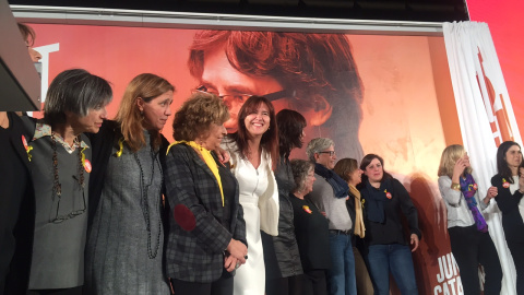 Foto de família de candidates de Junts per Catalunya, al final de l'acte d'inici de campanya d'aquest dilluns