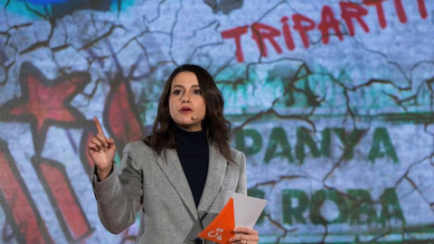 La candidata de Ciudadanos a la presidencia de la Generalitat, Inés Arrimadas, durante el inicio de campaña para las elecciones del 21 de Diciembre que el partido celebra esta noche en Barcelona. EFE/Enric Fontcuberta