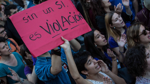 Una de la pancartas durante la manifestación en Madrid por la sentencia a los jóvenes de 'la manada', condenados por abusos sexuales a una chica en Pamplona.- JAIRO VARGAS