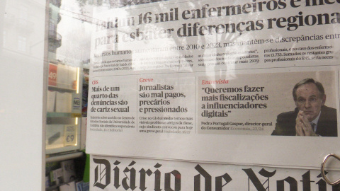 Portada de un periódico portugués, donde se lee "Huelga. Periodistas son mal pagados, precarios y presionados", a 14 de marzo de 2024.