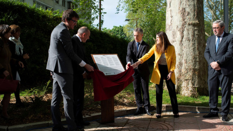 El Lehendakari, Iñigo Urkullu, descubre un placa en recuerdo a Luis Álava Sautu, responsable de la Red Álava de resistencia antifranquista, en el 75 Aniversario de su fusilamiento, junto a la presidenta del Parlamento Vasco, Bakartxo Tejeria (d), el di