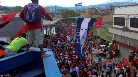 Simpatizantes de la Alianza de Oposición contra la Dictadura realizan un plantón frente al edificio del Tribunal Supremo Electoral (TSE) el lunes 27 de noviembre de 2017 en Tegucigalpa (Honduras). EFE/Gustavo Amador