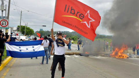 Activistas de la Alianza de Oposición contra la Dictadura mantienen protestas desde tempranas horas de este jueves en Tegucigalpa y otras ciudades del país contra un supuesto 'fraude' en los comicios. EFE/José Valle