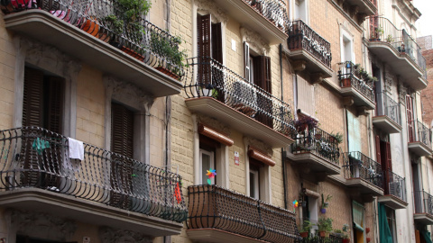 Façanes de diversos edificis al Poble-sec